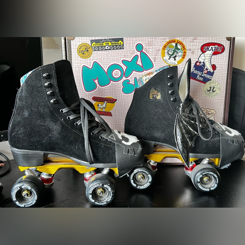 Moxi Lollys custom Black and Gold